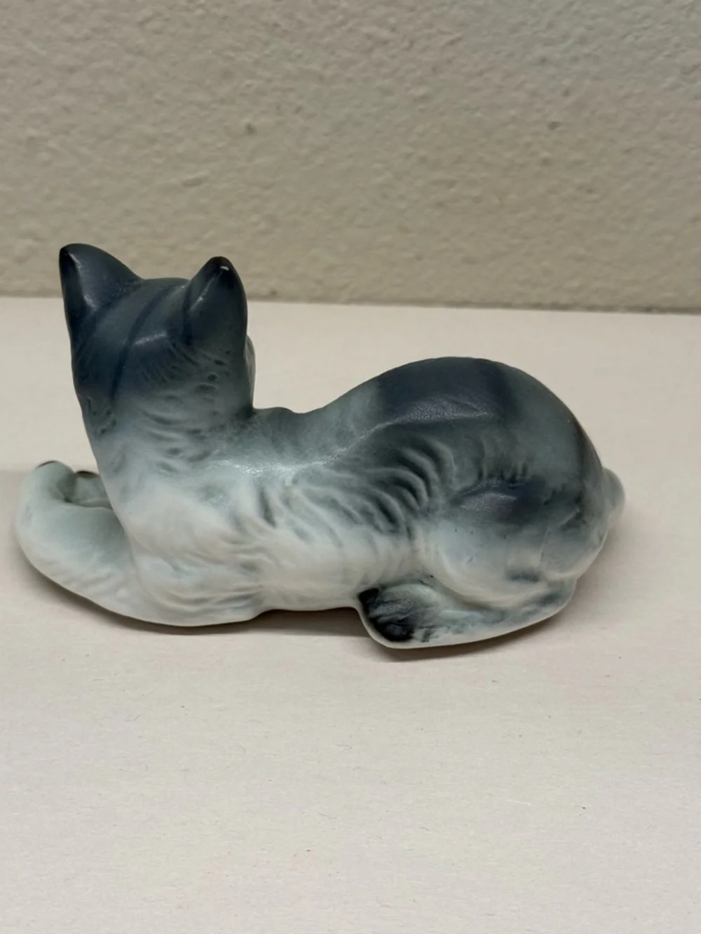 Lot Of 5 Enesco Cat kitten Figurines Gray White Laying Down stretching porcelain